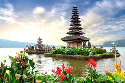 Handara Gate, Ulun Danu & Tanah Lot Image 3